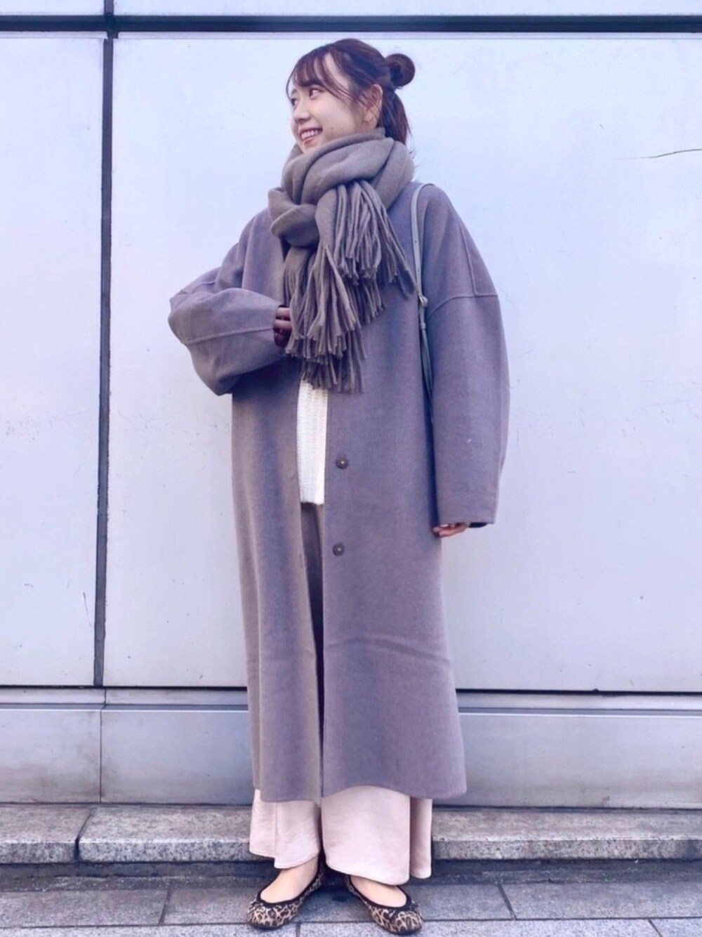 ブラウン系のノーカラージャケット、その他のバレエシューズ、ホワイト系のニット/セーターを着用したレディースの冬コーディネートの1枚目の写真