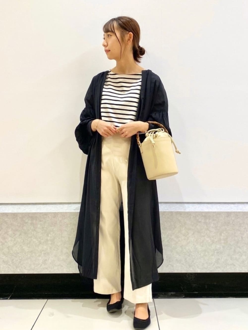 ホワイト系のTシャツ/カットソー、ホワイト系のその他パンツ、ブラック系のバレエシューズを着用したレディースの冬コーディネートの1枚目の写真