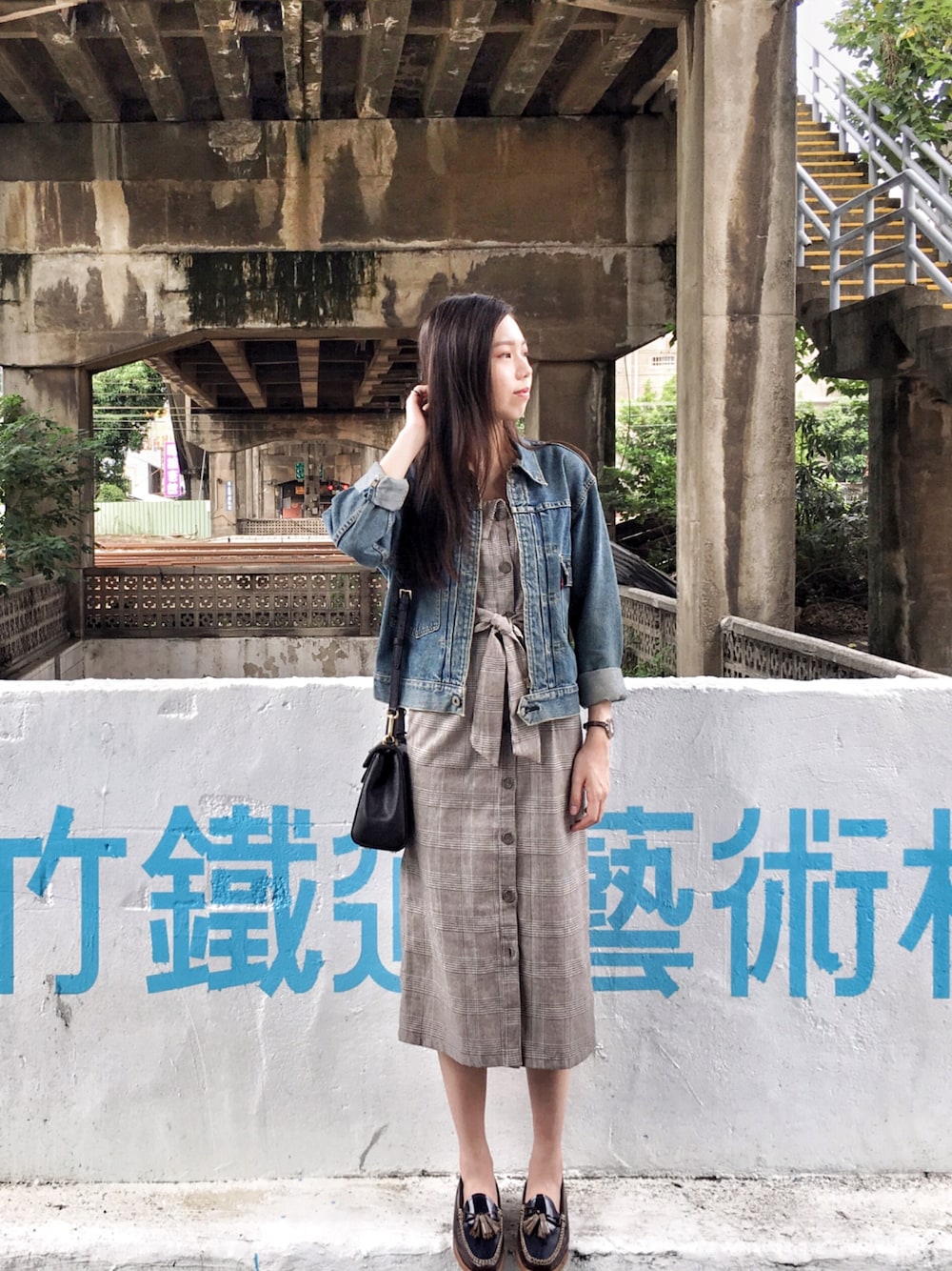 「LEVI'S VINTAGE CLOTHINGのアイテム（デニムジャケット、ブルー系）」を使った、Kelly Chenさん（レディース・165cm）の秋コーディネートの1枚目の写真