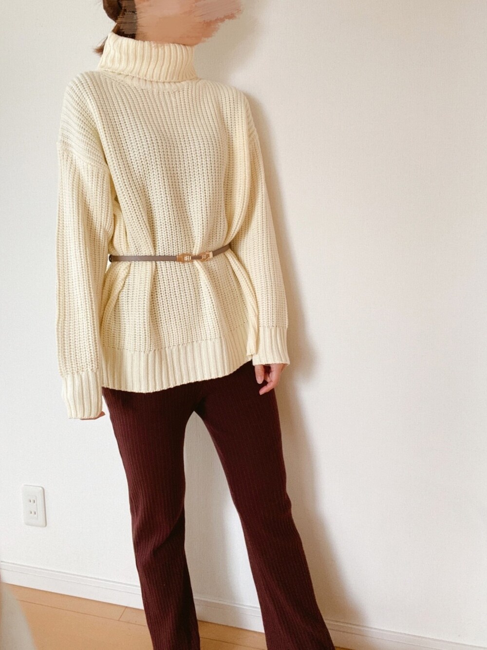 ブラウン系のその他パンツ、ホワイト系のニット/セーター、ベージュ系のベルトを着用したレディースの冬コーディネートの1枚目の写真