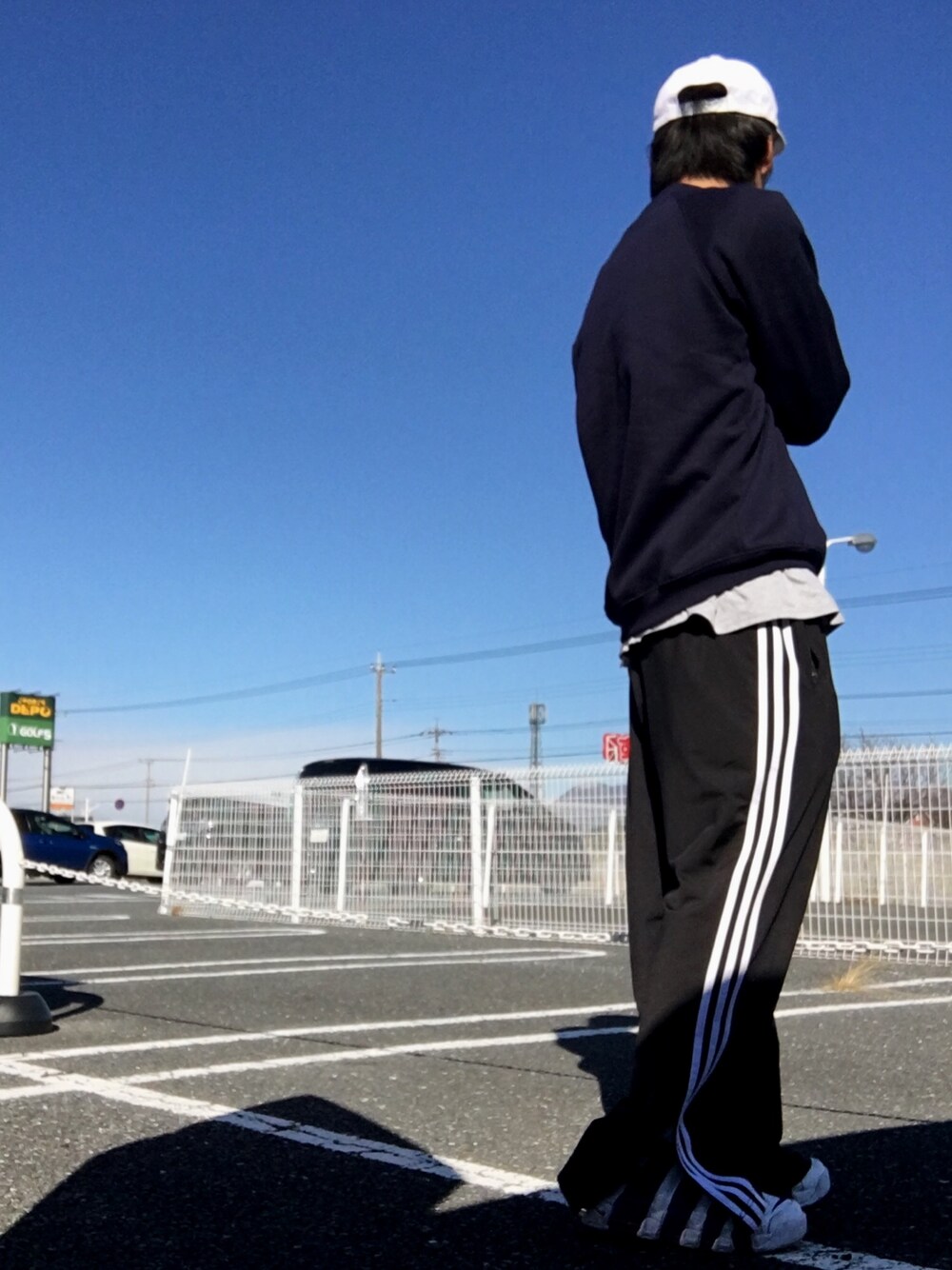 ブルー系のスウェット、グレー系のTシャツ/カットソー、ブラック系のその他パンツを着用したメンズの冬コーディネートの1枚目の写真