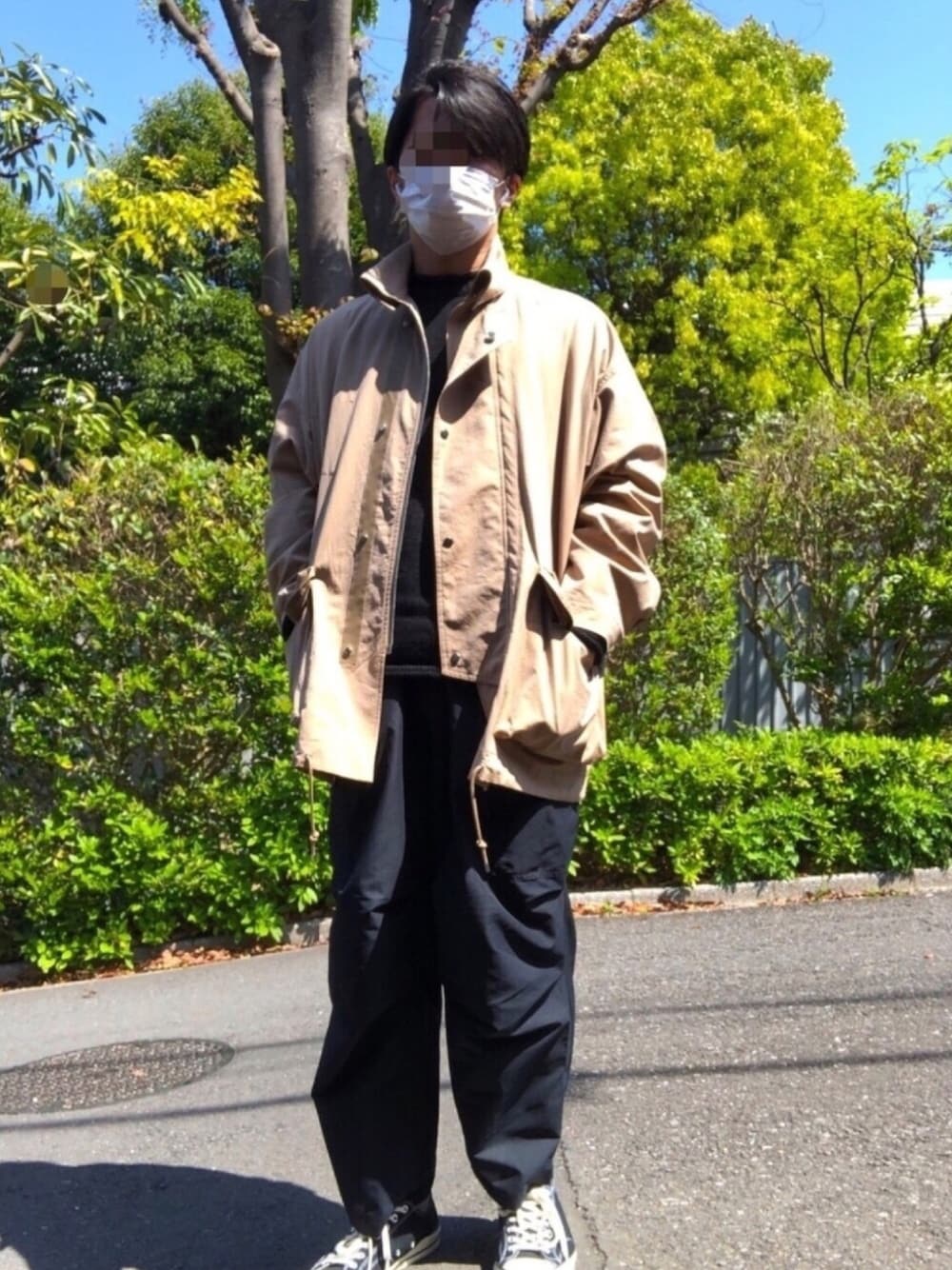 「オーラリー、AURALEE、アダムエロペ(ADAM ET ROPE')、春、スニーカーコーデ、ブルゾン、カーゴパンツ、オーバーサイズ、コンバース、チャックテイラー」｜「ADAM ET ROPE'の【山形ニット】アルパカブレンドロールネックニット（ニット/セーター、ブラック系）」を使った、RamenKingさん（メンズ・174cm）の春コーディネートの1枚目の写真