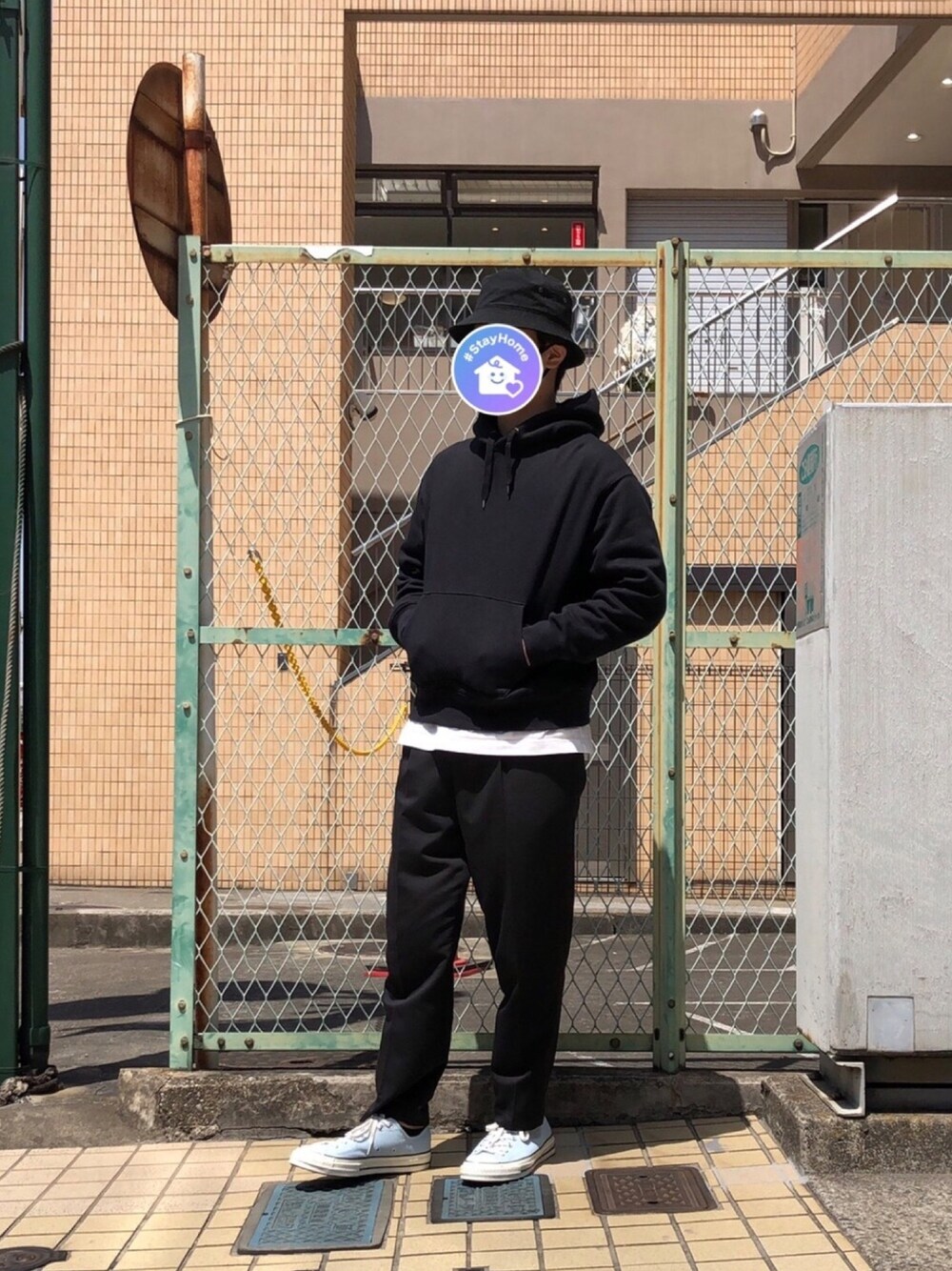 「UNIQLO、パーカー、アダムエロペ(ADAM ET ROPE')、スラックス、チャックテイラー、コンバース、散歩、ブラック、バケットハット、スニーカー」｜「UNIQLOのスウェットプルパーカ（長袖）（パーカー、ブラック系）」を使った、RamenKingさん（メンズ・174cm）の春コーディネートの1枚目の写真