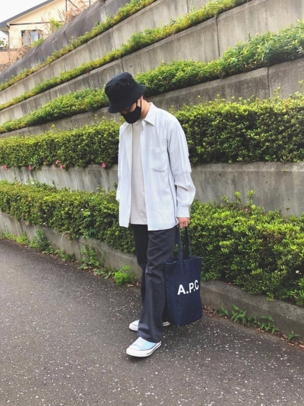 「おしゃれさんと繋がりたい、シンプルコーデ、シャツスタイル、リドム、コンバース、ディッキーズ(Dickies)、スニーカー、supreme、A.P.C.、チャックテイラー」｜「UNIQLOのグレー　エアリズムコットンオーバーサイズTシャツ（5分袖）（Tシャツ/カットソー、ホワイト系）」を使った、RamenKingさん（メンズ・174cm）の春コーディネートの1枚目の写真