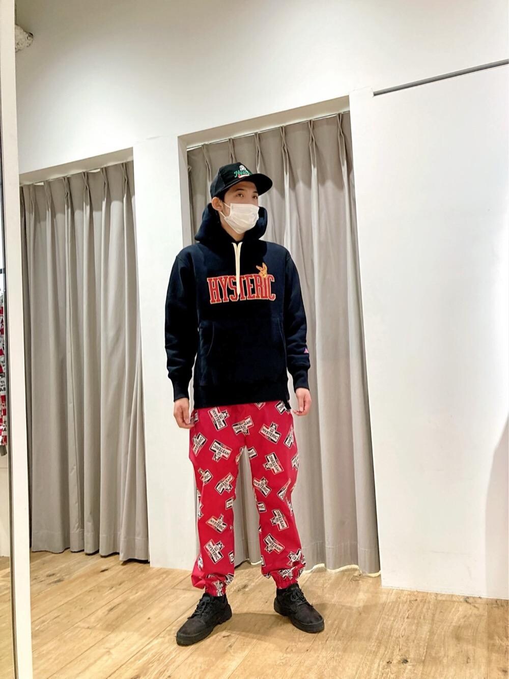 「パーカー、冬コーデ、ヒステリックグラマー、hysteric glamour」｜「HYSTERIC GLAMOURのHYS DECAL スウェットパンツ（その他パンツ、ブラック系）」を使った、arayu0807さん（メンズ・175cm）の秋コーディネートの1枚目の写真