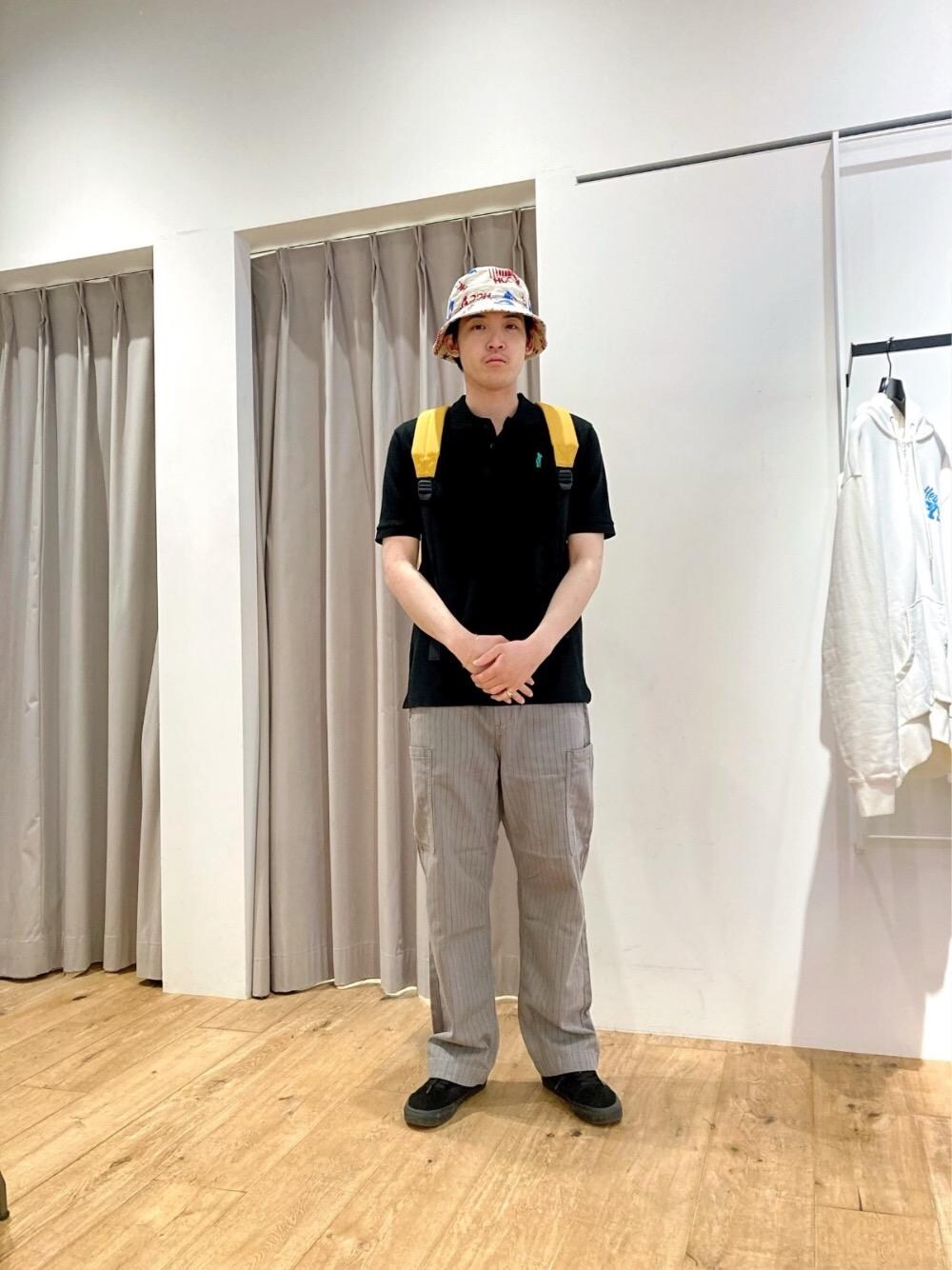 「ヒステリックグラマー、hysteric glamour、夏コーデ、シンプルこーで」｜「HYSTERIC GLAMOURのCLUB HYSTERIC デイパック（バックパック/リュック、イエロー系）」を使った、arayu0807さん（メンズ・175cm）の春コーディネートの1枚目の写真