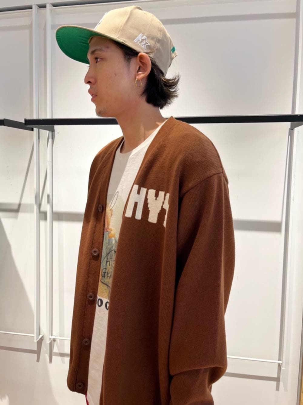「カーディガン、バックプリント、ヒステリックグラマー、クマ、hysteric glamour、らふこーで、あめかじ、🦊スウェット」｜「HYSTERIC GLAMOURのHG刺繍 ベースボールキャップ（キャップ、ベージュ系）」を使った、arayu0807さん（メンズ・175cm）の夏コーディネートの1枚目の写真