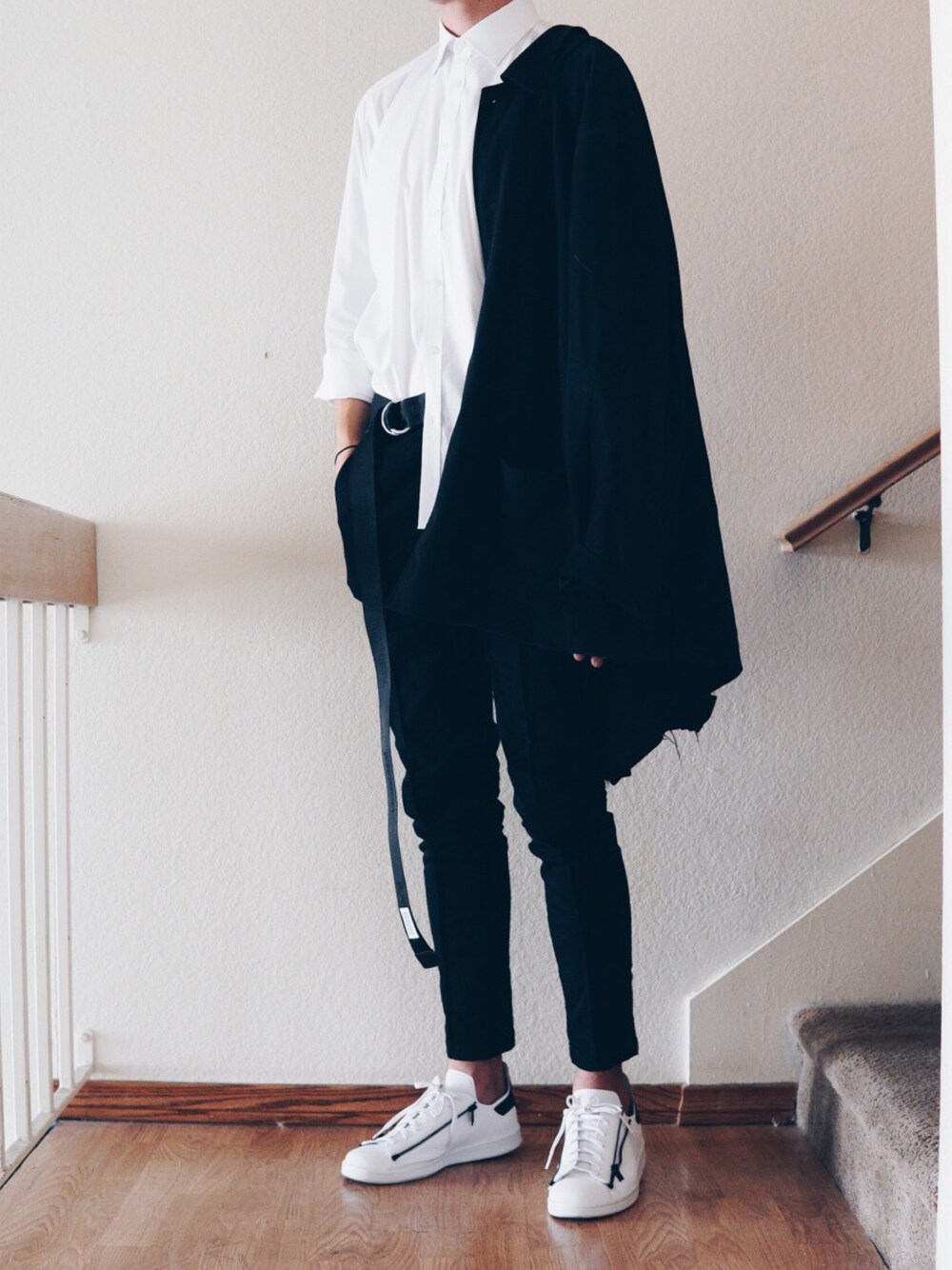 「ootd、monochrome、JOYRICH、y3、yohjiyamamoto、minimal、black and white、man」｜「Y-3のアイテム（スニーカー、ホワイト系）」を使った、huntsdennisさん（メンズ・190cm）の夏コーディネートの1枚目の写真