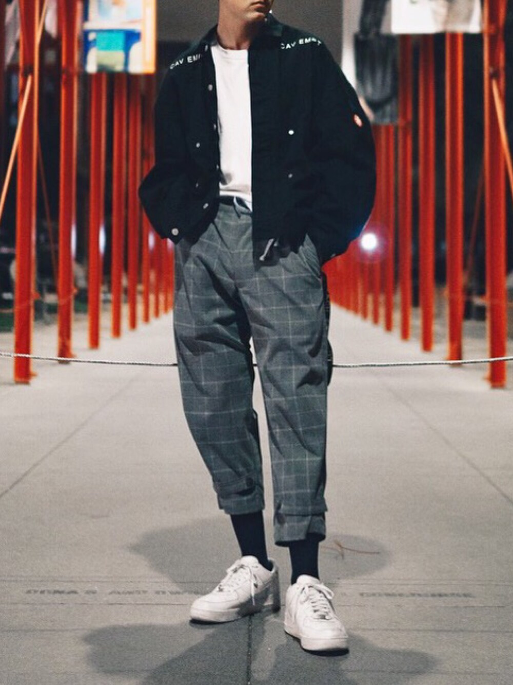 「VINTAGE、plaid、cropped、ootd、baggy、oversized、grey、black、NIKE、street」｜「Le'quipのアイテム（スラックス、グレー系）」を使った、huntsdennisさん（メンズ・190cm）の秋コーディネートの1枚目の写真