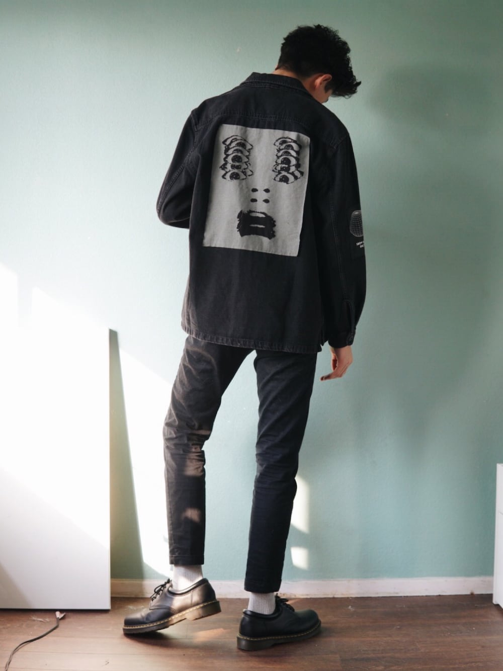 「URBAN OUTFITTERSのアイテム（デニムジャケット、ブラック系）」を使った、huntsdennisさん（メンズ・190cm）の冬コーディネートの1枚目の写真