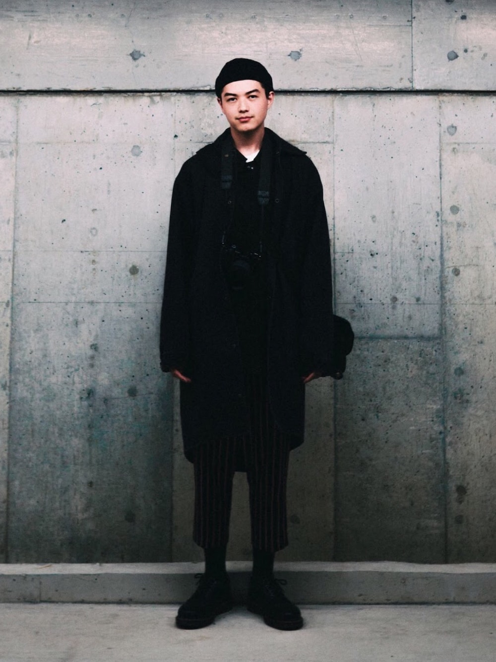 「MR.COMPLETELYのアイテム（トレンチコート、ブラック系）」を使った、huntsdennisさん（メンズ・190cm）の冬コーディネートの1枚目の写真
