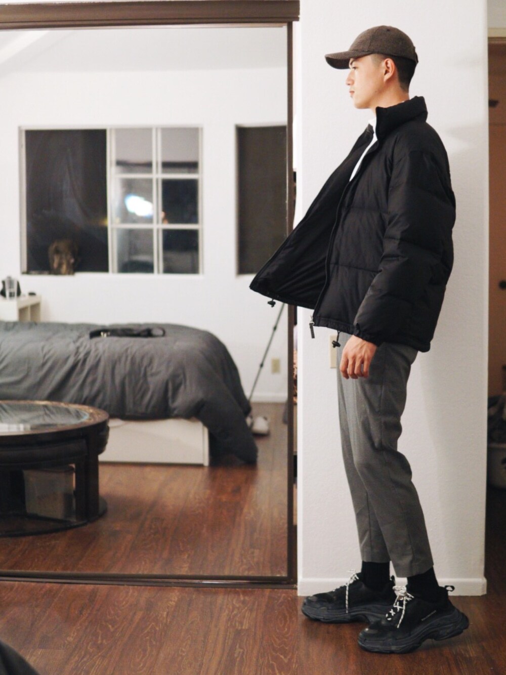 「BALENCIAGA、triple s、コムデギャルソン、COMME des GARCONS、COMME des GARCONS HOMME PLUS、Los Angeles」｜「BALENCIAGAのアイテム（スニーカー、ブラック系）」を使った、huntsdennisさん（メンズ・190cm）の冬コーディネートの1枚目の写真