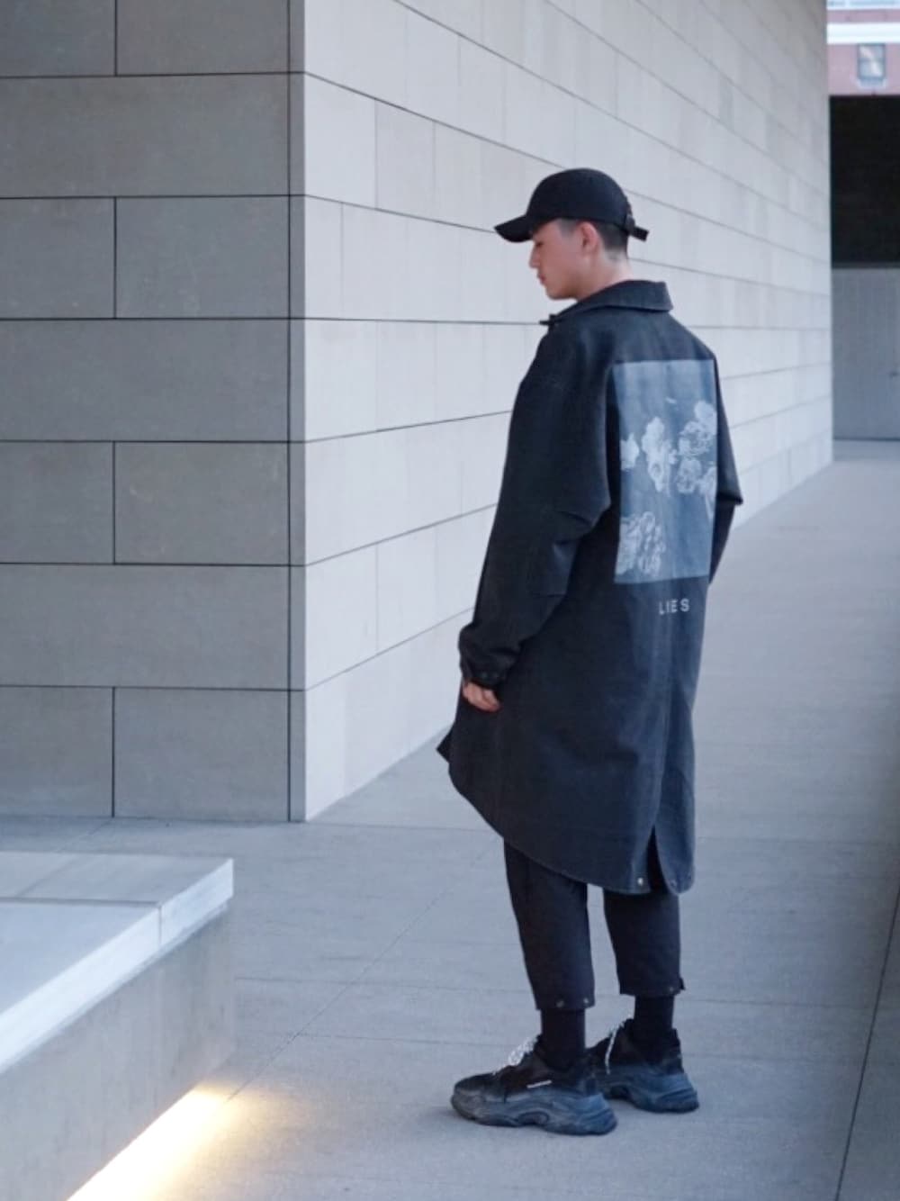 「BALENCIAGAのアイテム（スニーカー、ブラック系）」を使った、huntsdennisさん（メンズ・190cm）の冬コーディネートの1枚目の写真