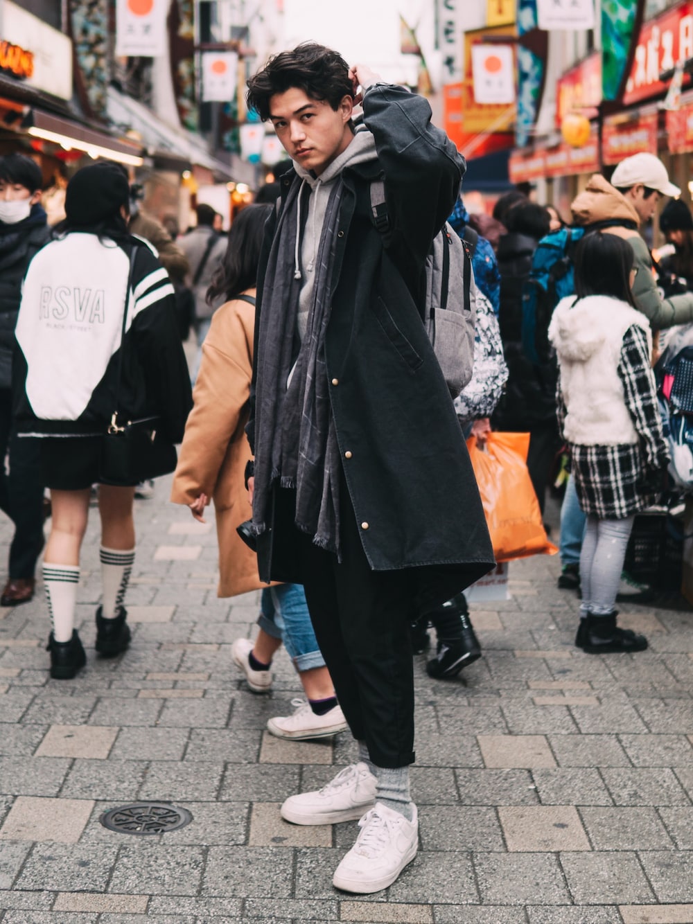 「NIKEのアイテム（スニーカー、ホワイト系）」を使った、huntsdennisさん（メンズ・190cm）の冬コーディネートの1枚目の写真