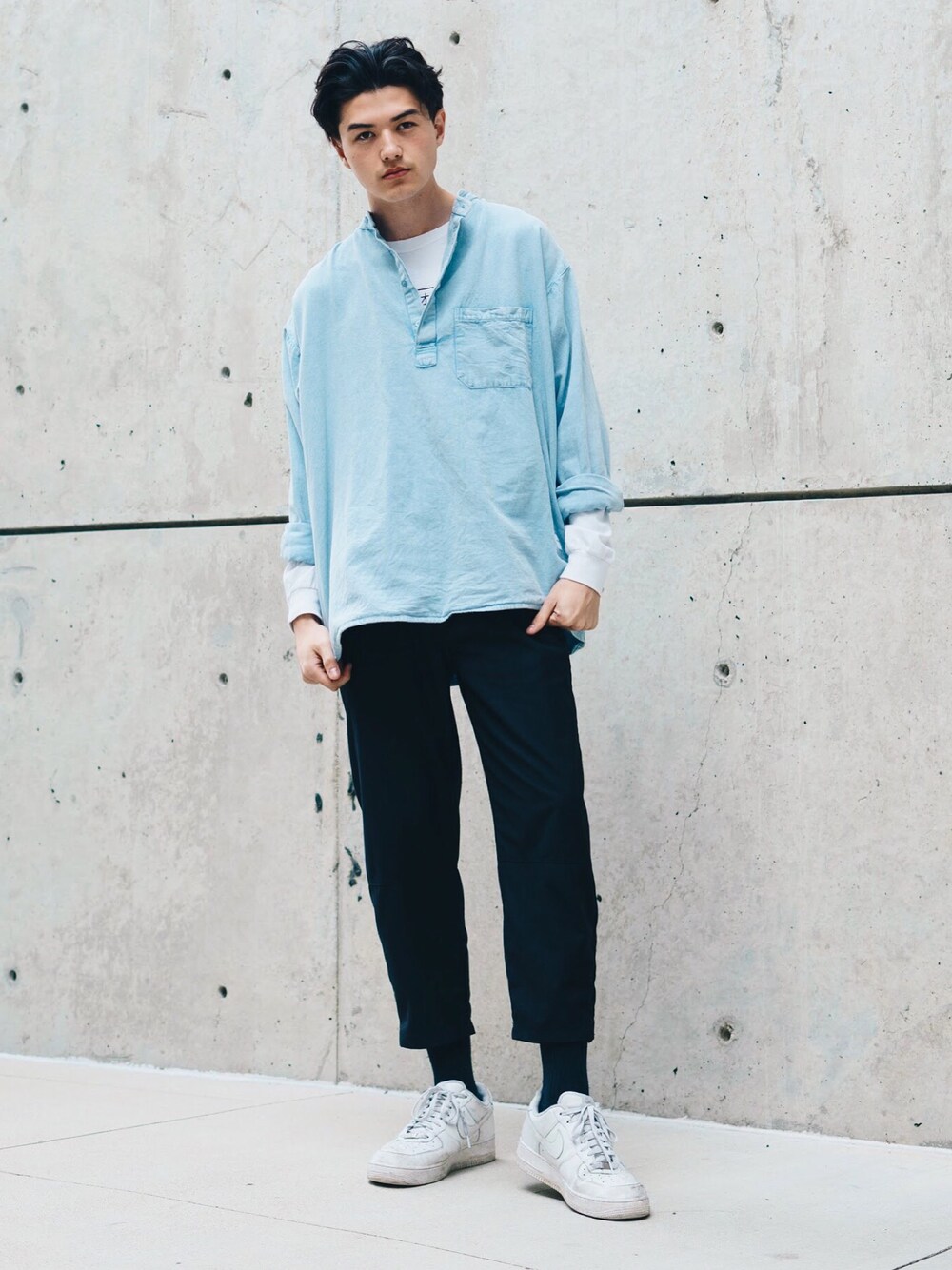 「I Love Uglyのアイテム（スラックス、ブラック系）」を使った、huntsdennisさん（メンズ・190cm）の春コーディネートの1枚目の写真