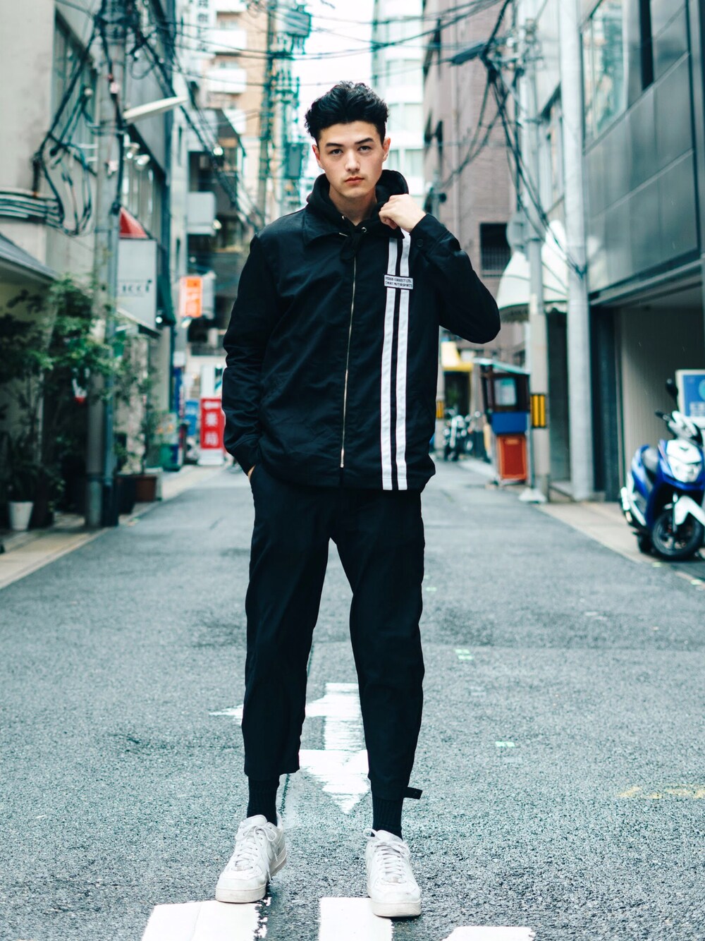 「PERIODCORRECTのアイテム（ナイロンジャケット、ブラック系）」を使った、huntsdennisさん（メンズ・190cm）の夏コーディネートの1枚目の写真