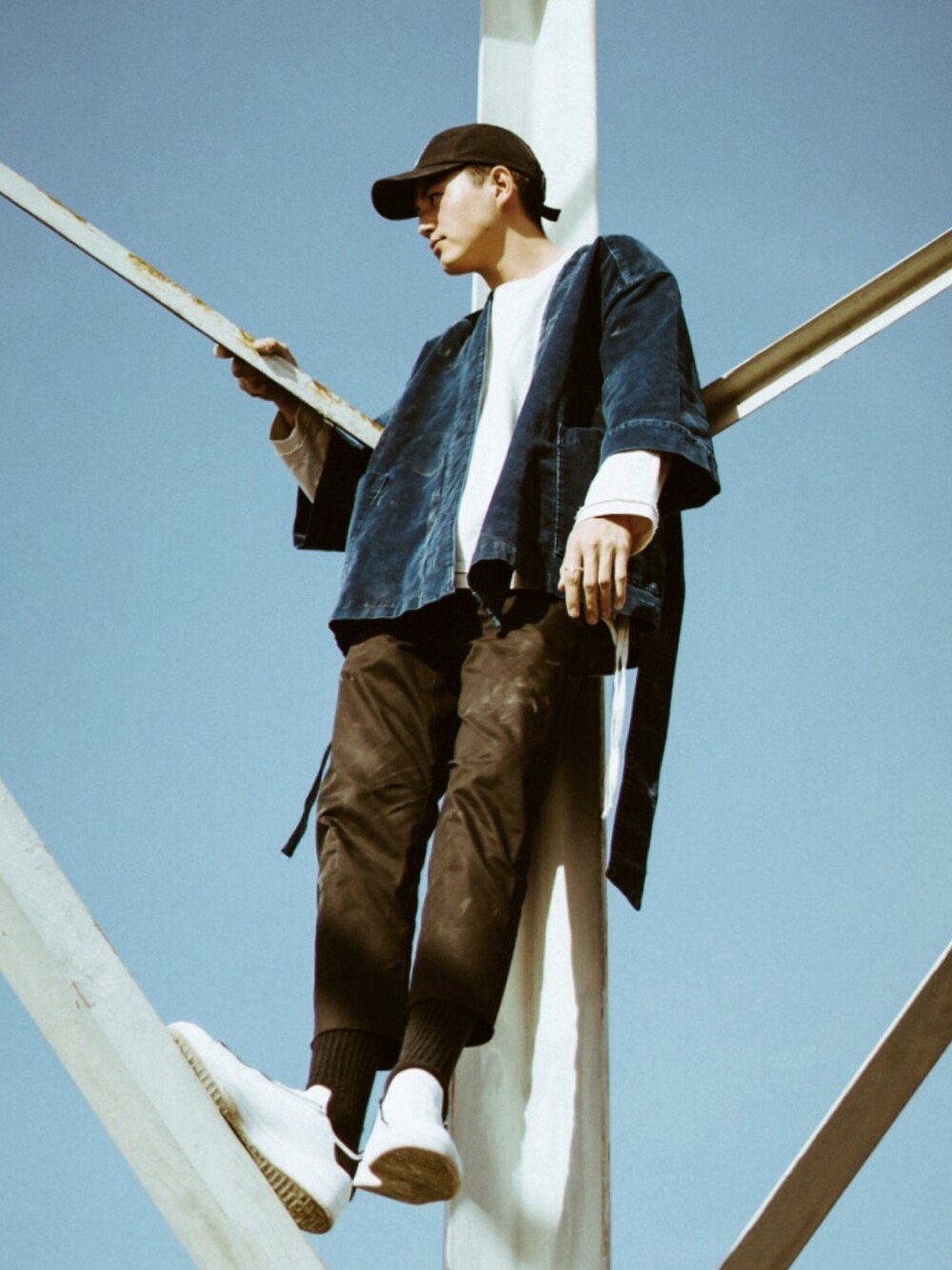 「Cordsのアイテム（ノーカラージャケット、ブルー系）」を使った、huntsdennisさん（メンズ・190cm）の夏コーディネートの1枚目の写真