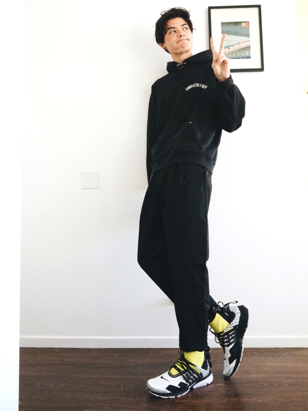 「MR.COMPLETELYのアイテム（パーカー、ブラック系）」を使った、huntsdennisさん（メンズ・190cm）の秋コーディネートの1枚目の写真