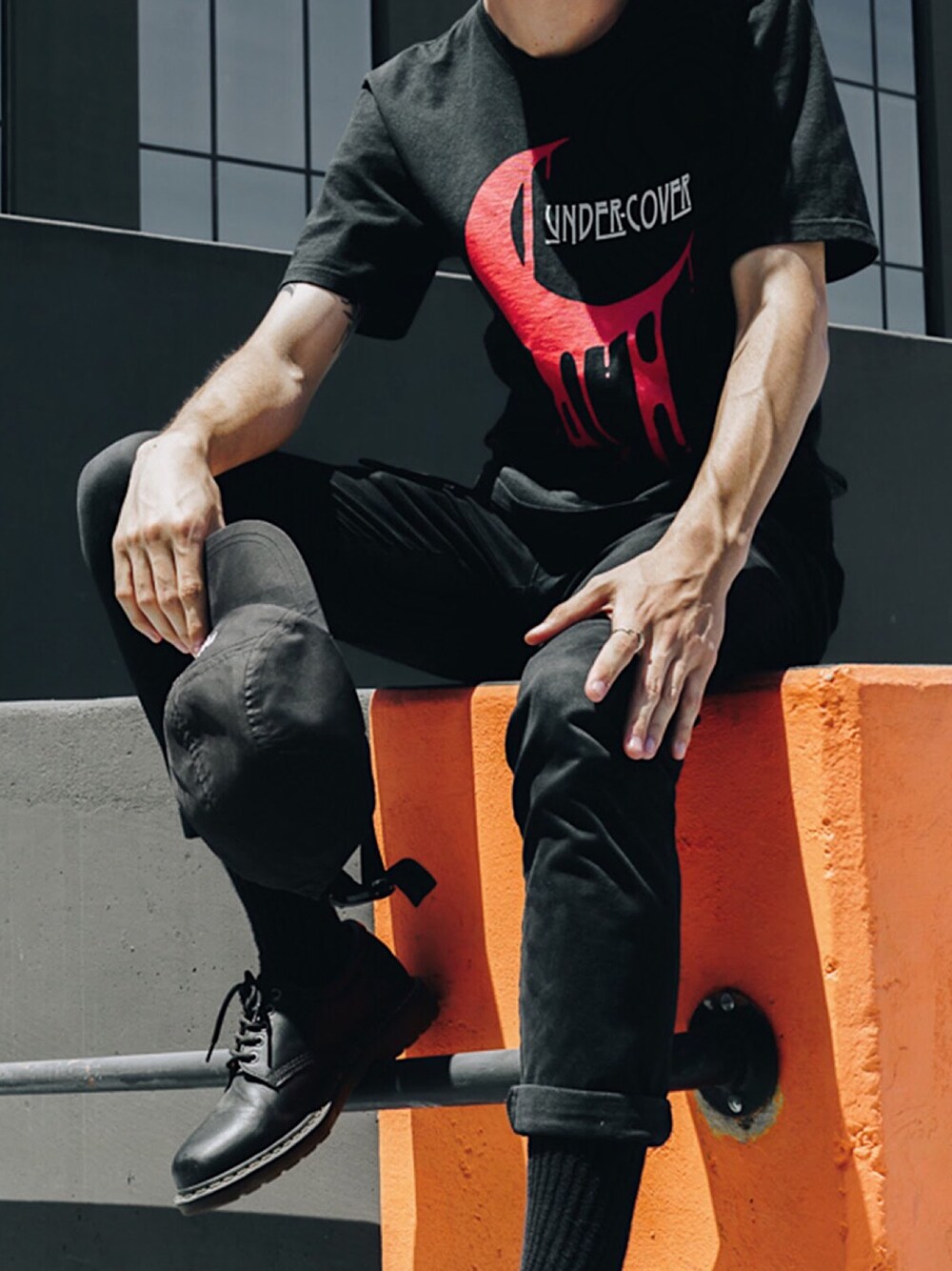 「UNDERCOVERのアイテム（Tシャツ/カットソー、ブラック系）」を使った、huntsdennisさん（メンズ・190cm）の秋コーディネートの1枚目の写真
