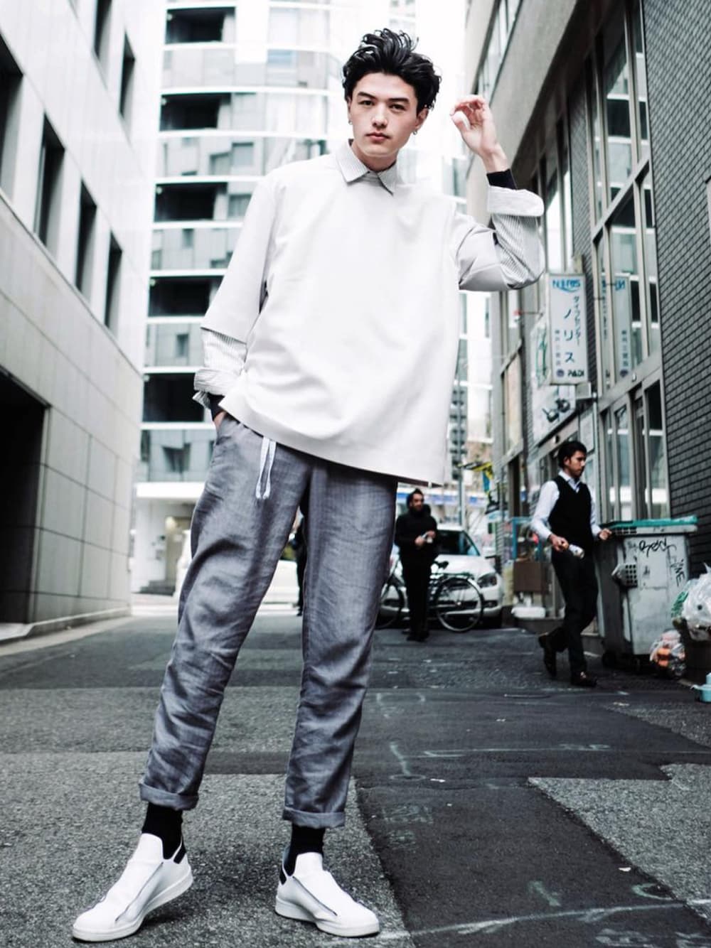 「asosのアイテム（Tシャツ/カットソー、グレー系）」を使った、huntsdennisさん（メンズ・190cm）の冬コーディネートの1枚目の写真