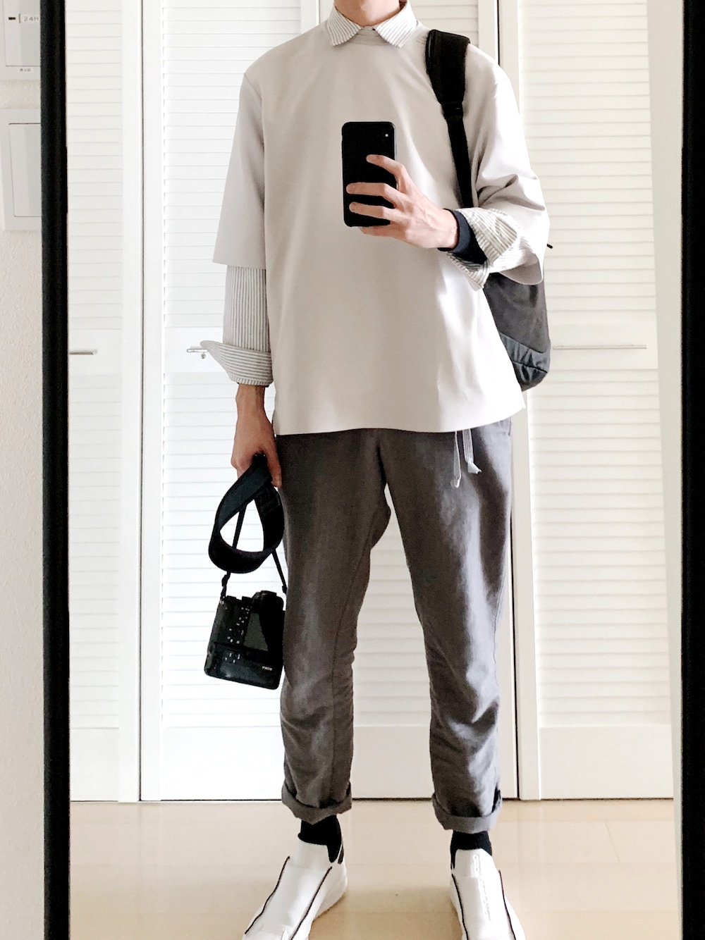 「asosのアイテム（Tシャツ/カットソー、グレー系）」を使った、huntsdennisさん（メンズ・191cm）の冬コーディネートの1枚目の写真