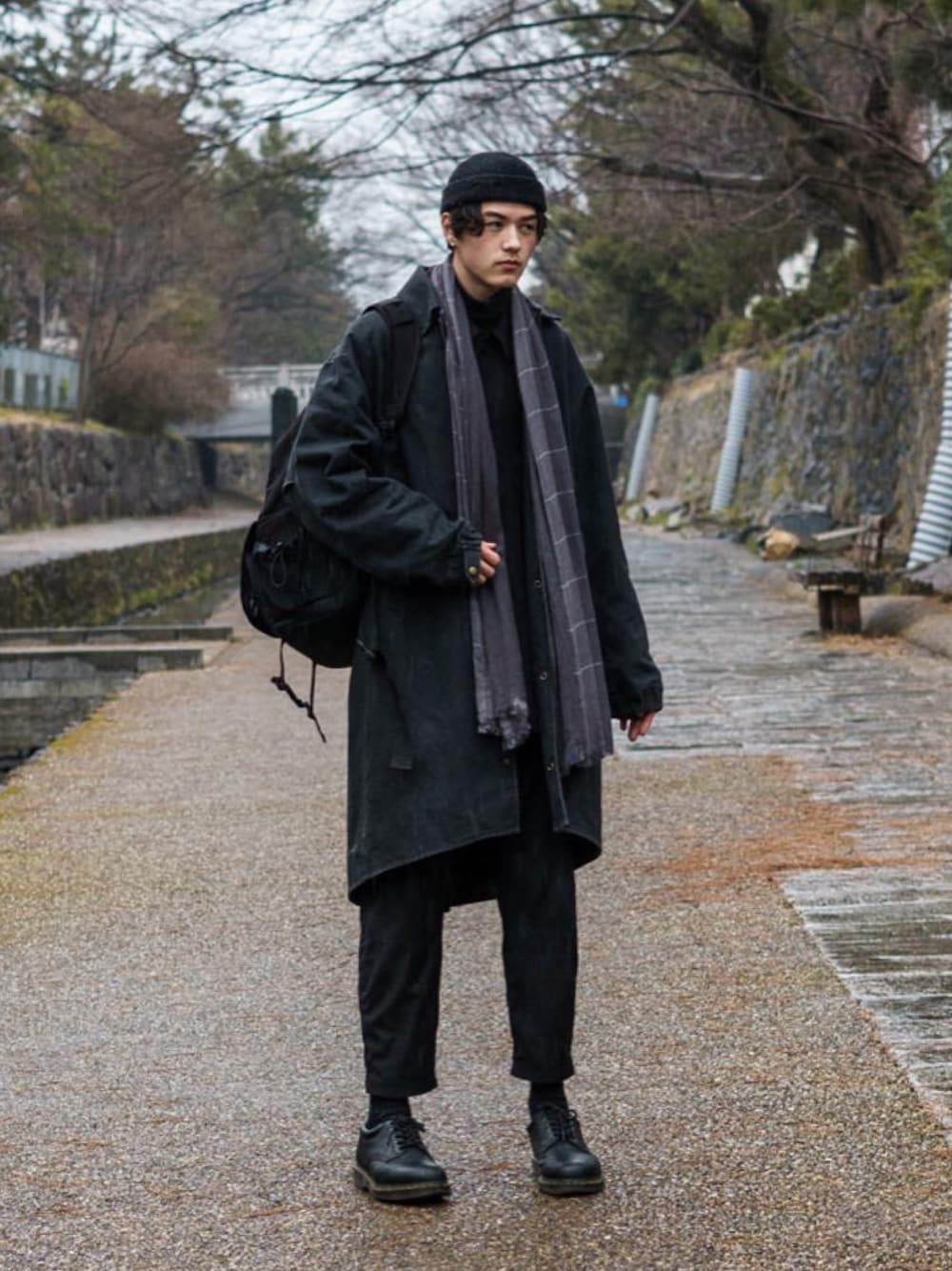 「MR.COMPLETELYのアイテム（トレンチコート、ブラック系）」を使った、huntsdennisさん（メンズ・191cm）の冬コーディネートの1枚目の写真