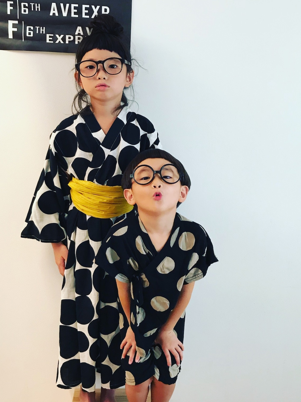「夏のワントーンコーデ、キッズコーデ、シンプルコーデ、おだんごヘアー、モノトーン、姉弟、姉弟コーデ、ドット」｜「韓国子供服のアイテム（浴衣、ブラック系）」を使った、ananさん（キッズ・120cm）の夏コーディネートの1枚目の写真