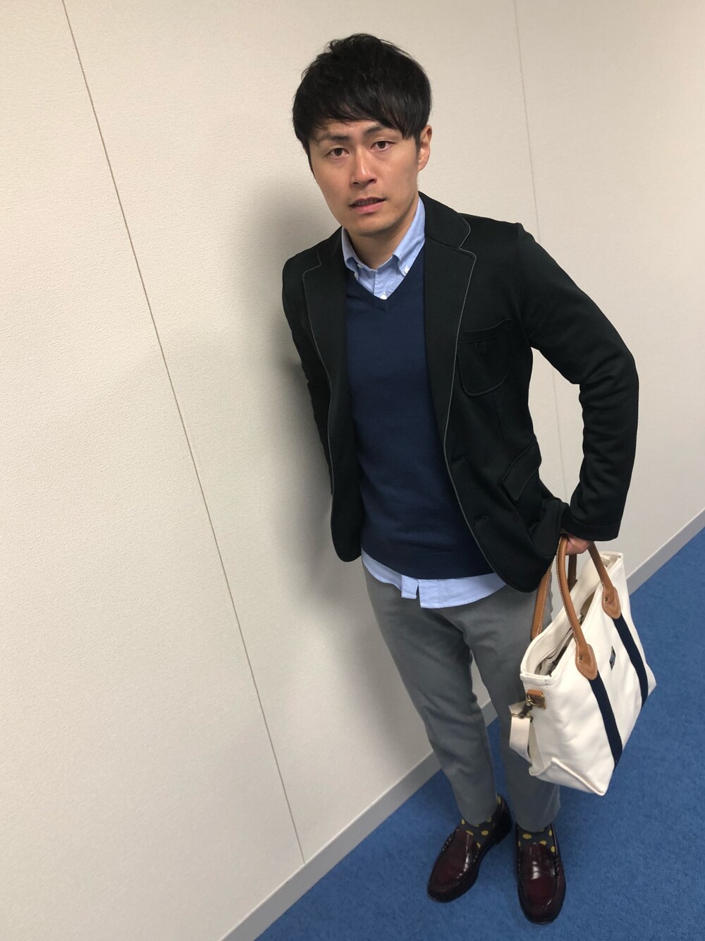 「秋のコーデ、ラフ次元、梅ちゃん先生」｜「FRED PERRYのTailored Jacket （テーラードジャケット、ブラック系）」を使った、ラフ次元 梅村賢太郎さん（メンズ・168cm）の秋コーディネートの1枚目の写真