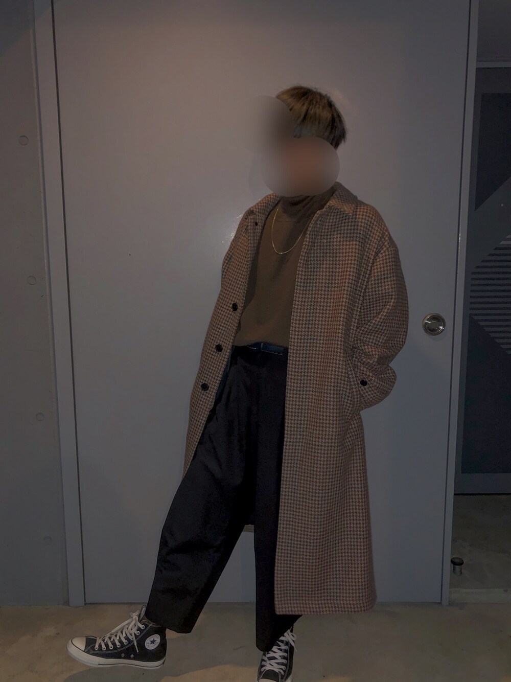 「お洒落さんとつながりたい、大人カジュアル、冬コーデ、秋冬コーデ、ワイドパンツ、古着好きな人と繋がりたい、アウター、コンバース、キレイめ」｜「HAREのアイテム（ステンカラーコート、ブラウン系）」を使った、Kaさん（メンズ・167cm）の冬コーディネートの1枚目の写真