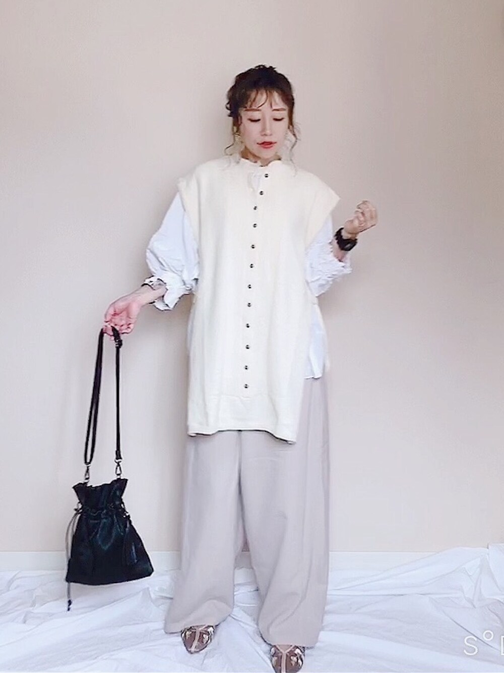 ホワイト系のベスト、ホワイト系のパンツ、ベージュ系のパンプスを着用したレディースの夏コーディネートの1枚目の写真