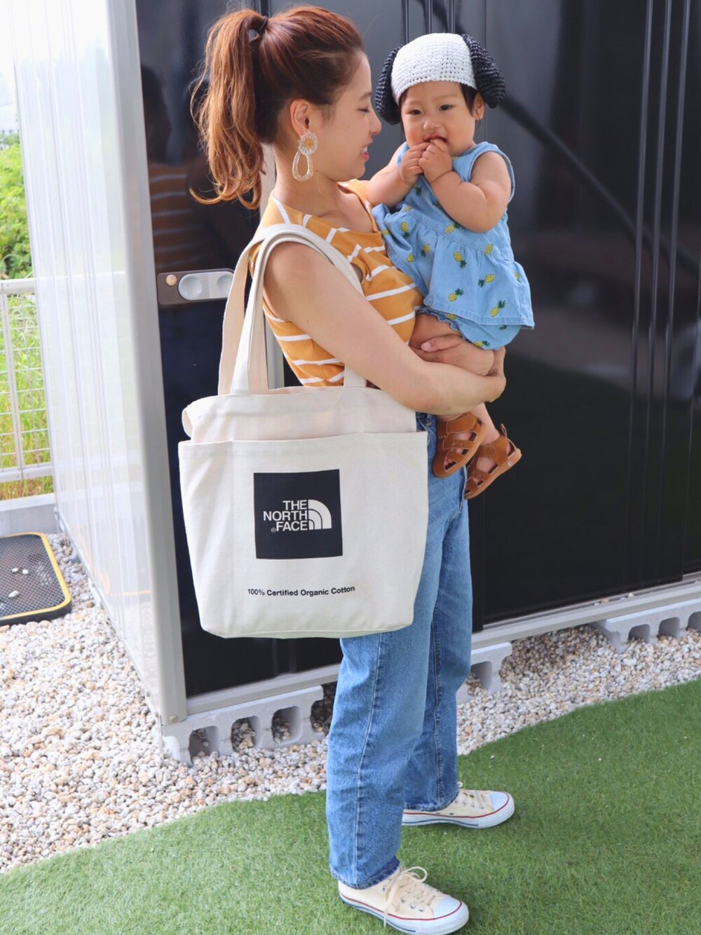 「ラクチンコーデ、夏、オトナカジュアル、シンプル、スニーカー、ラフ、デニム、ノースリーブ、ボーイッシュ、トートバッグ」｜「UNIQLOのアイテム（タンクトップ、イエロー系）」を使った、sayakaさん（レディース・156cm）の夏コーディネートの1枚目の写真