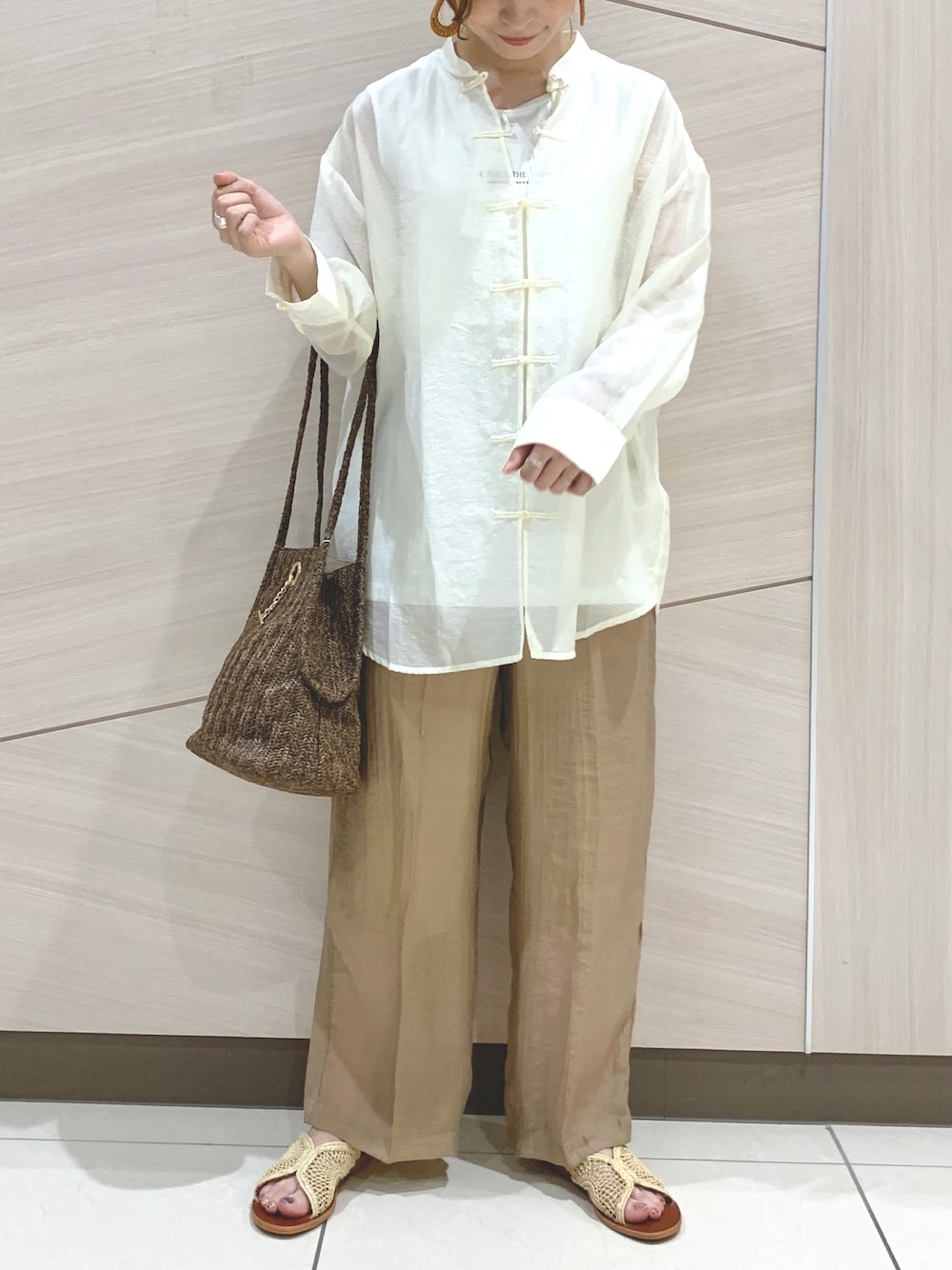 ホワイト系のシャツ/ブラウス、ホワイト系のTシャツ/カットソー、ベージュ系のその他パンツを着用したレディースの夏コーディネートの1枚目の写真