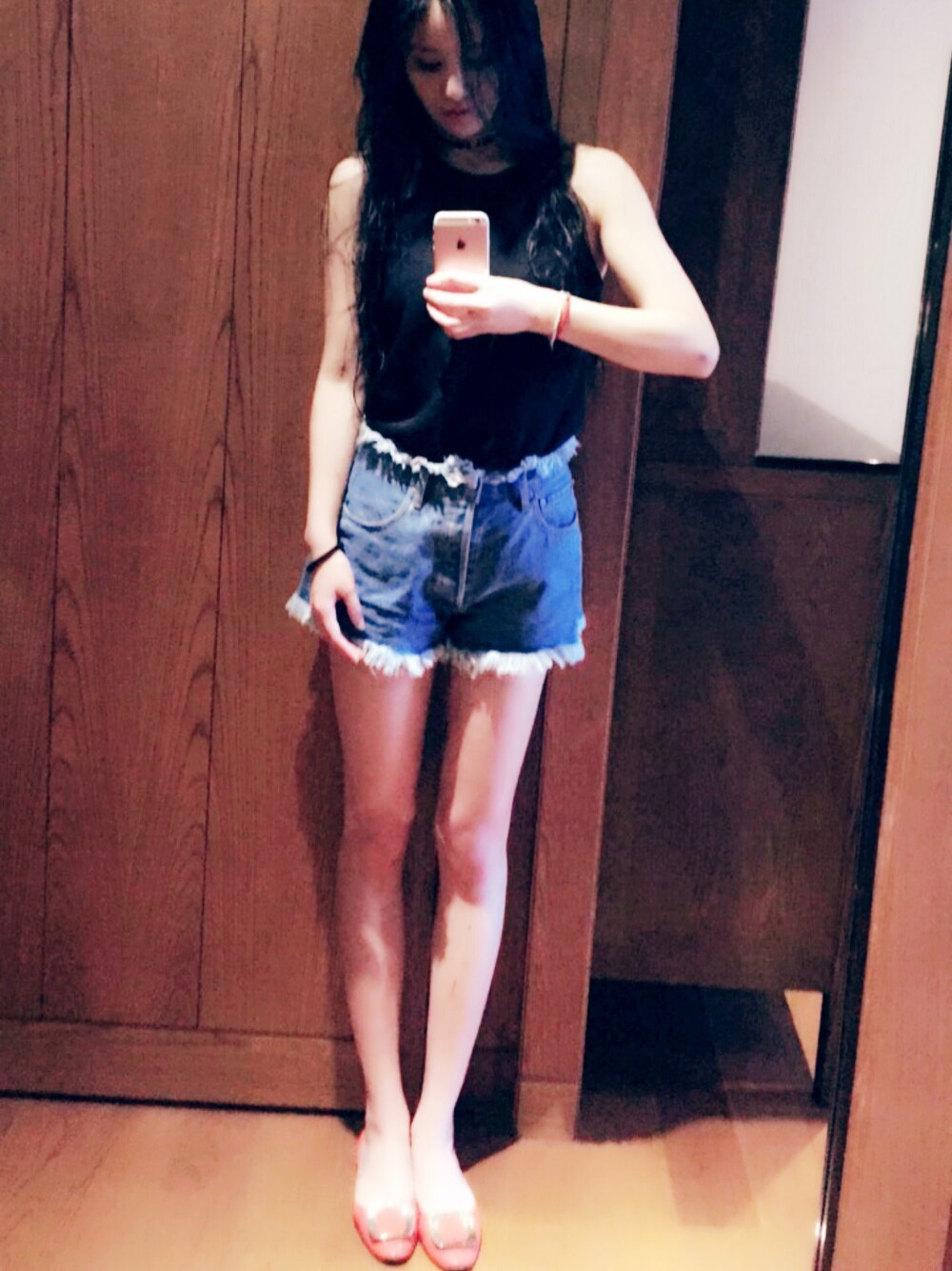 「MOUSSYのアイテム（デニムパンツ、ブルー系）」を使った、Pollyさん（レディース・174cm）の夏コーディネートの1枚目の写真
