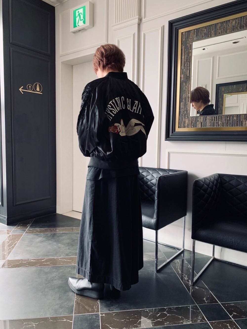 「スカート、シンプル、ワントーンコーデ、ワイドパンツ、Hysteric Glamour、ヒステリックグラマー、秋コーデ」｜「HYSTERIC GLAMOURのUSED加工デニムキュロットパンツ（その他パンツ、ブラック系）」を使った、otaさん（メンズ・168cm）の秋コーディネートの1枚目の写真
