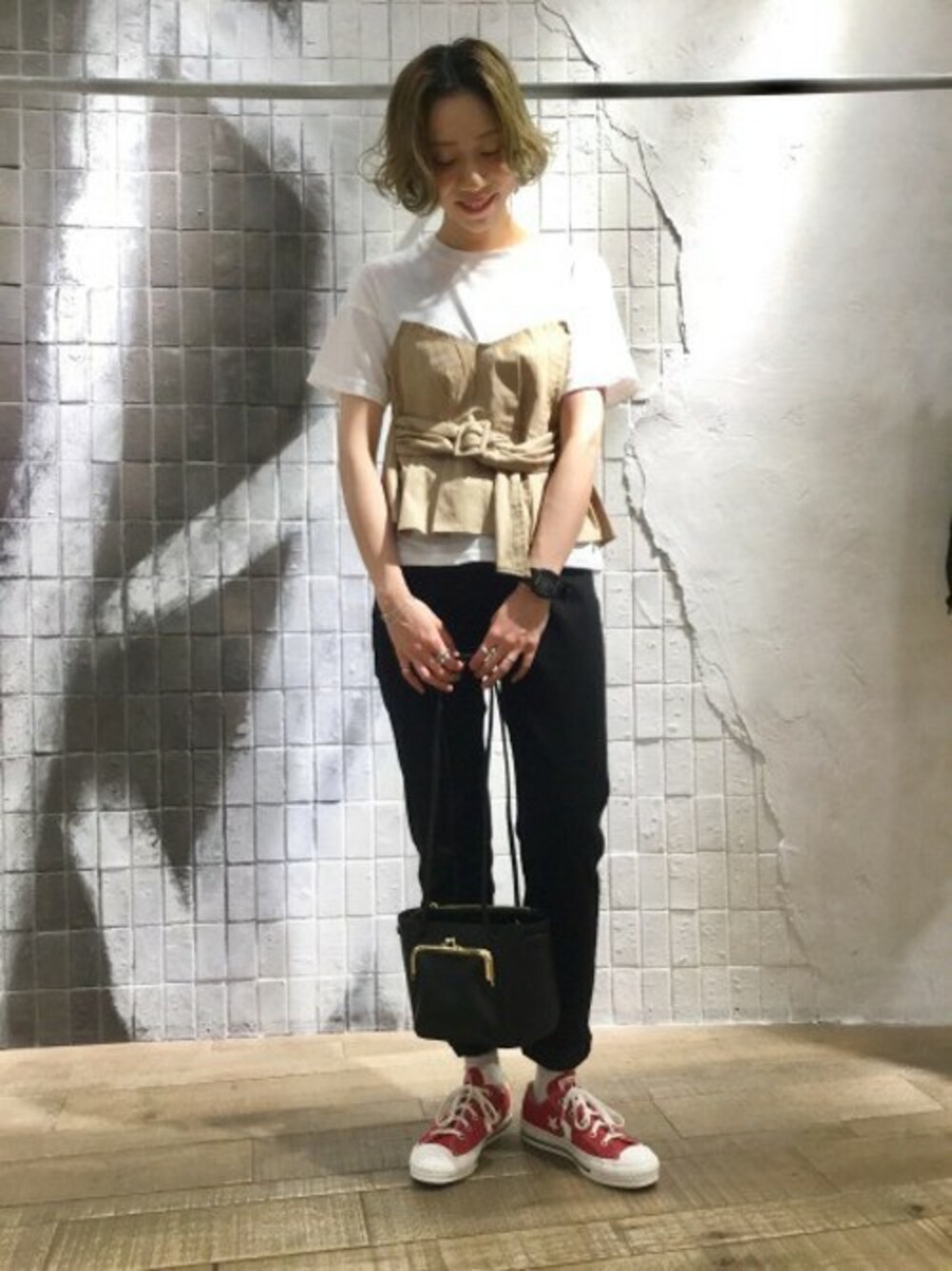 「スニーカー、デニム、コンバース、カジュアル、JEANASiS、ジーナシス、ビスチェ、春コーデ、ビスチェ×デニム」｜「JEANASISのガマグチロングショルダー/786384（ショルダーバッグ、ブラック系）」を使った、ジーナシスルミネエスト店STAFFさん（レディース・168cm）の春コーディネートの1枚目の写真