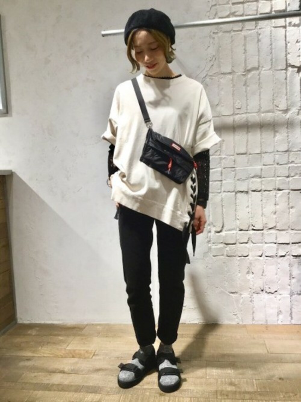 「デニム、JEANASiS、モノトーン、ジーナシス、レースアップ、ゆるコーデ、ビッグT、スポーツサンダル、ストレートデニム、サコッシュ」｜「JEANASISのサイドレースアップSS/789594（Tシャツ/カットソー、ホワイト系）」を使った、ジーナシスルミネエスト店STAFFさん（レディース・168cm）の春コーディネートの1枚目の写真