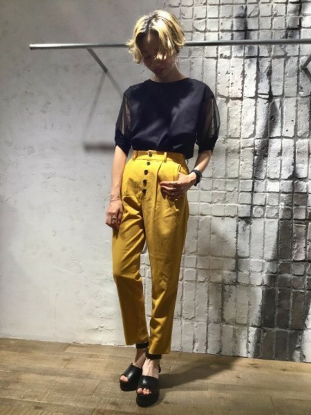 「イエロー、カラーパンツ、Tシャツ、チュール、JEANASiS、ハイウエスト、ジーナシス、パンツスタイル、デザイントップス、ボリューム袖」｜「JEANASISのソデチュールヘンケイSS/803223（Tシャツ/カットソー、ブラック系）」を使った、ジーナシスルミネエスト店STAFFさん（レディース・168cm）の夏コーディネートの1枚目の写真