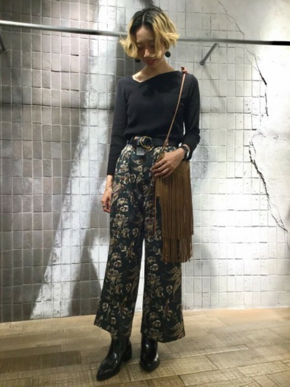 「ニット、秋のコーデ、JEANASiS、ジーナシス、ワイドパンツ、ペイズリー、ハイゲージニット、デザイントップス」｜「JEANASISの12Gタイトリブ7S/807581（ニット/セーター、ブラック系）」を使った、ジーナシスルミネエスト店STAFFさん（レディース・168cm）の秋コーディネートの1枚目の写真