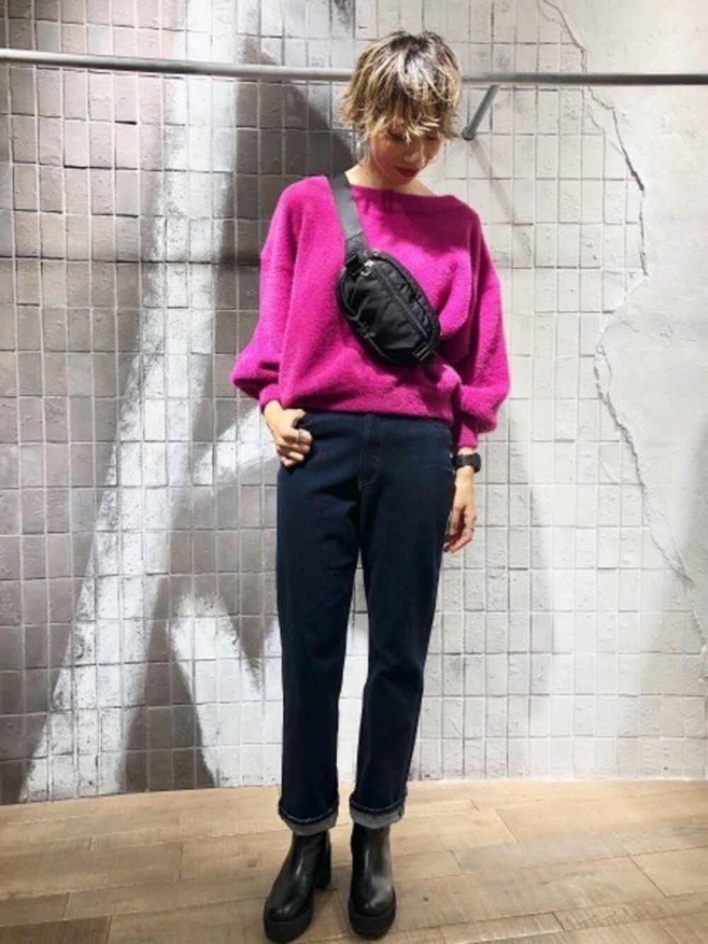 「デニム、JEANASiS、ショートブーツ、ジーナシス、カラーニット、大人カジュアル、ボディバッグ、ピンクニット、ストレートデニム、ビビットピンク」｜「JEANASISの12Gシャギーヤーンプルオーバー/809797（ニット/セーター、ピンク系）」を使った、ジーナシスルミネエスト店STAFFさん（レディース・168cm）の秋コーディネートの1枚目の写真