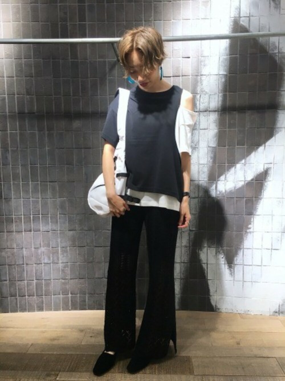「カジュアル、ブラックコーデ、JEANASiS、レイヤードスタイル、ジーナシス、ニットパンツ、フレアパンツ、ミュール、デザイントップス、ワンショルダートップス」｜「JEANASISのワンショルレイヤーTEE/844883（Tシャツ/カットソー、グレー系）」を使った、ジーナシスルミネエスト店STAFFさん（レディース・168cm）の夏コーディネートの1枚目の写真