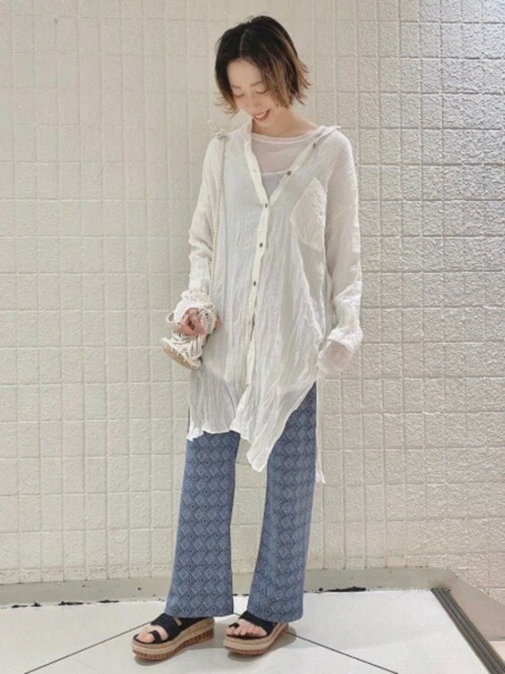 「柄パンツ、ワントーンコーデ、白シャツ、JEANASiS、ジーナシス、ラフスタイル、シンプルコーデ、春コーデ、シャツスタイル、大人かわいい」｜「JEANASISのウスオーバーLS/879020（Tシャツ/カットソー、ホワイト系）」を使った、ジーナシスルミネエスト店STAFFさん（レディース・168cm）の春コーディネートの1枚目の写真