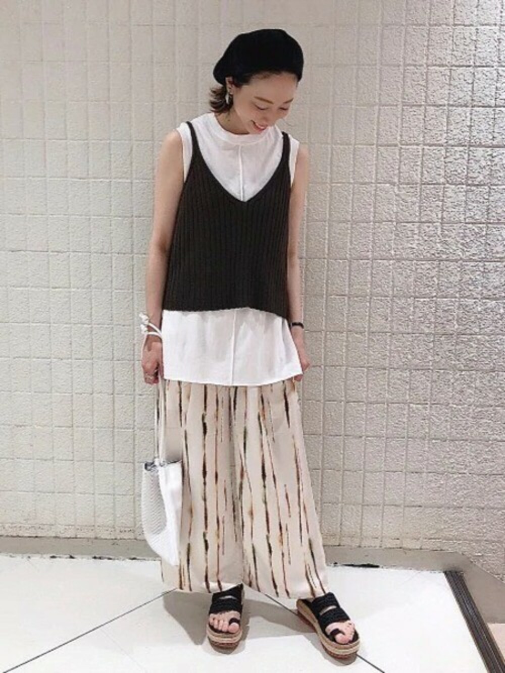 「柄パンツ、タイダイ柄、JEANASiS、レイヤードスタイル、ジーナシス、大人カジュアル、ビスチェ、ワイドパンツ、シンプルコーデ、ゆるコーデ」｜「JEANASISの7Gワイドリブオーバーキャミ/886068（ニット/セーター、グリーン系）」を使った、ジーナシスルミネエスト店STAFFさん（レディース・168cm）の夏コーディネートの1枚目の写真