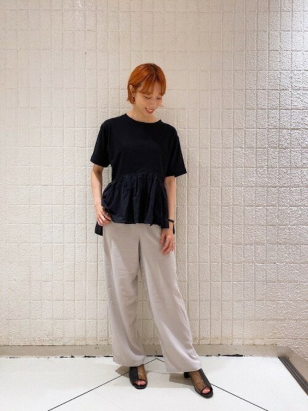 「JEANASiS、ジーナシス、サンダル、ストレートパンツ、シンプルコーデ、ぺプラムトップス、モノトーンコーデ、大人かわいい、デザイントップス、クリアサンダル」｜「JEANASISの【WEB限定】ヘムキリカエコンビTEE/890413（Tシャツ/カットソー、ブラック系）」を使った、ジーナシスルミネエスト店STAFFさん（レディース・168cm）の夏コーディネートの1枚目の写真