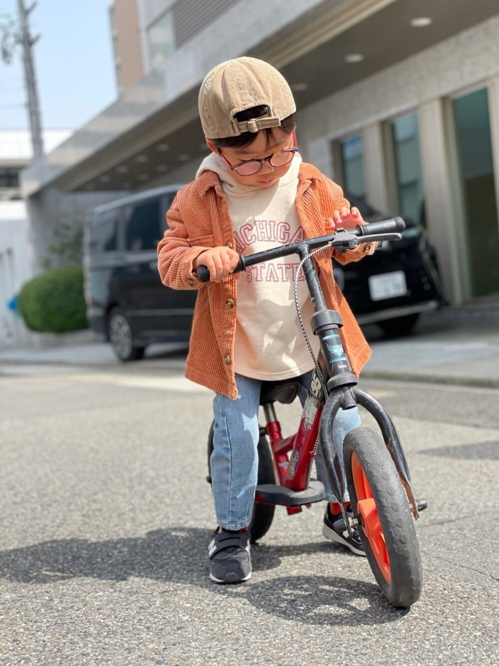「ザラ、キッズコーデ、キッズモデル、digreen、韓国子供服、古着MIX、韓国ブランド、公園、自転車スタイル、スニーカーコーデ、秋コーデ、3歳、パーカー、ZARA、コーデュロイ」｜「thelalalaのアイテム（キャップ、ベージュ系）」を使った、hyu0221さん（キッズ・100cm）の秋コーディネートの1枚目の写真