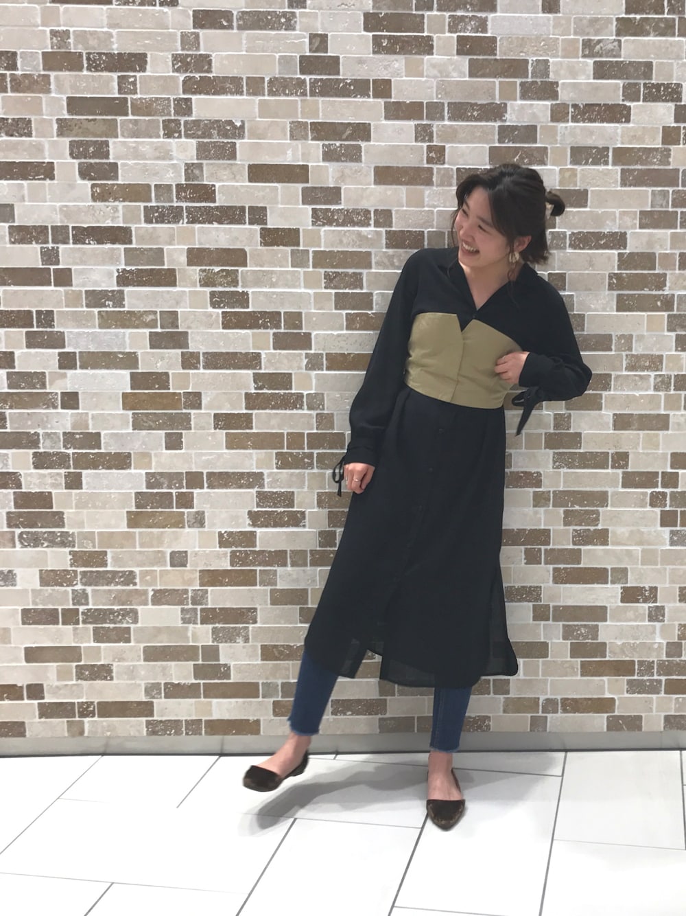 「休日スタイル」｜「LILY BROWNのビスチェ付シャツワンピース（シャツワンピース、ブラック系）」を使った、りささん（レディース・157cm）の春コーディネートの1枚目の写真