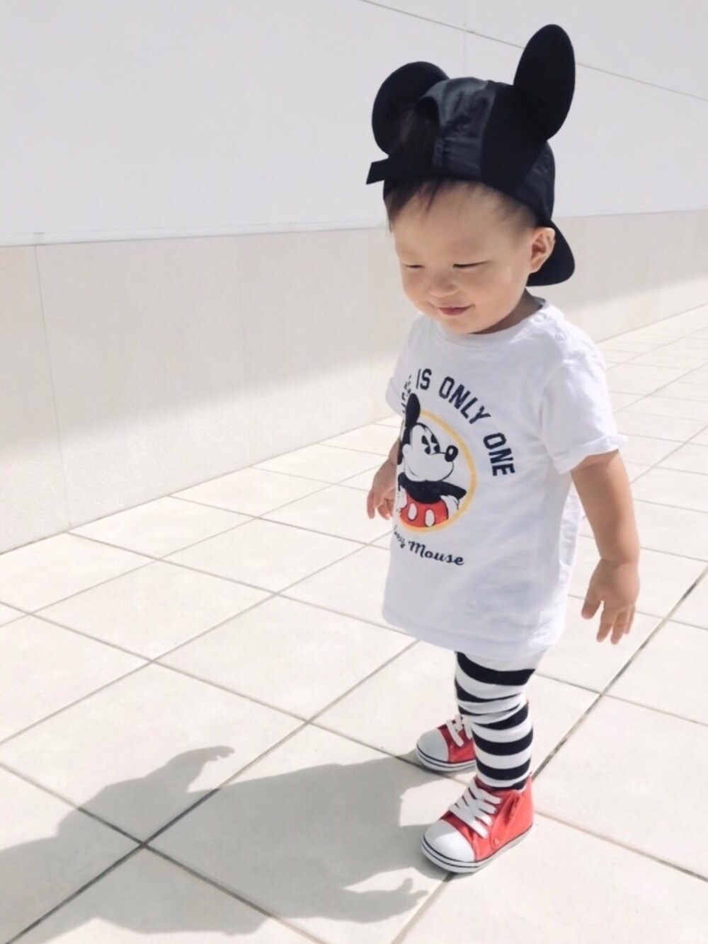「休日スタイル、キッズコーデ、モノトーン、レギンス、プチプラ、ミッキーT、赤差し色、ミッキーキャップ、ボーダーレギンス、ミッキー」｜「H&Mのアイテム（Tシャツ/カットソー、ホワイト系）」を使った、key.さん（キッズ・70cm）の秋コーディネートの1枚目の写真