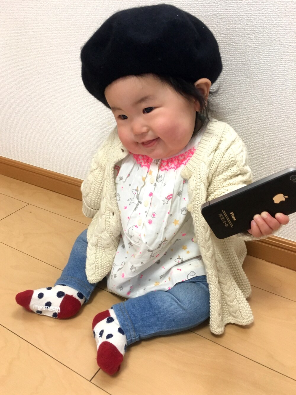 「9ヶ月、デニム、ニット、ブラウス、ベレー帽、春コーデ、4月生まれ、女の子、赤ちゃん、80cm」｜「GAPのアイテム（シャツ/ブラウス、ホワイト系）」を使った、yuuuuuuuuka1127さん（キッズ・80cm）の冬コーディネートの1枚目の写真