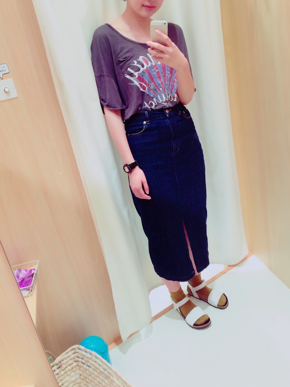 「KBF+のKBF+ フロントスリットデニムタイトSK（デニムスカート、ブルー系）」を使った、kzeさん（レディース・170cm）の夏コーディネートの1枚目の写真