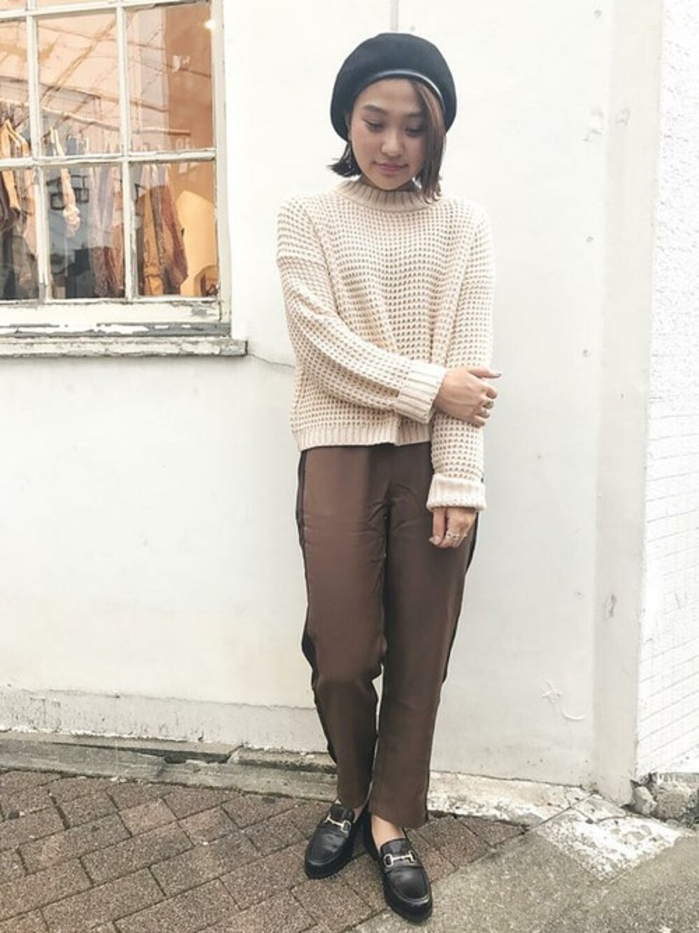 ホワイト系のニット/セーター、ブラック系のその他パンツ、ブラック系のローファーを着用したレディースの秋コーディネートの1枚目の写真