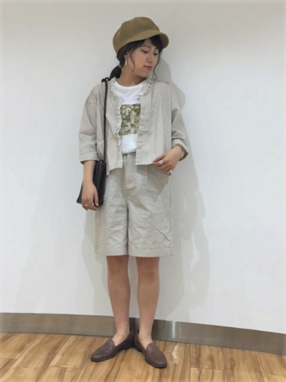 ホワイト系のTシャツ/カットソー、ベージュ系のシャツ/ブラウスを着用したレディースの春コーディネートの1枚目の写真